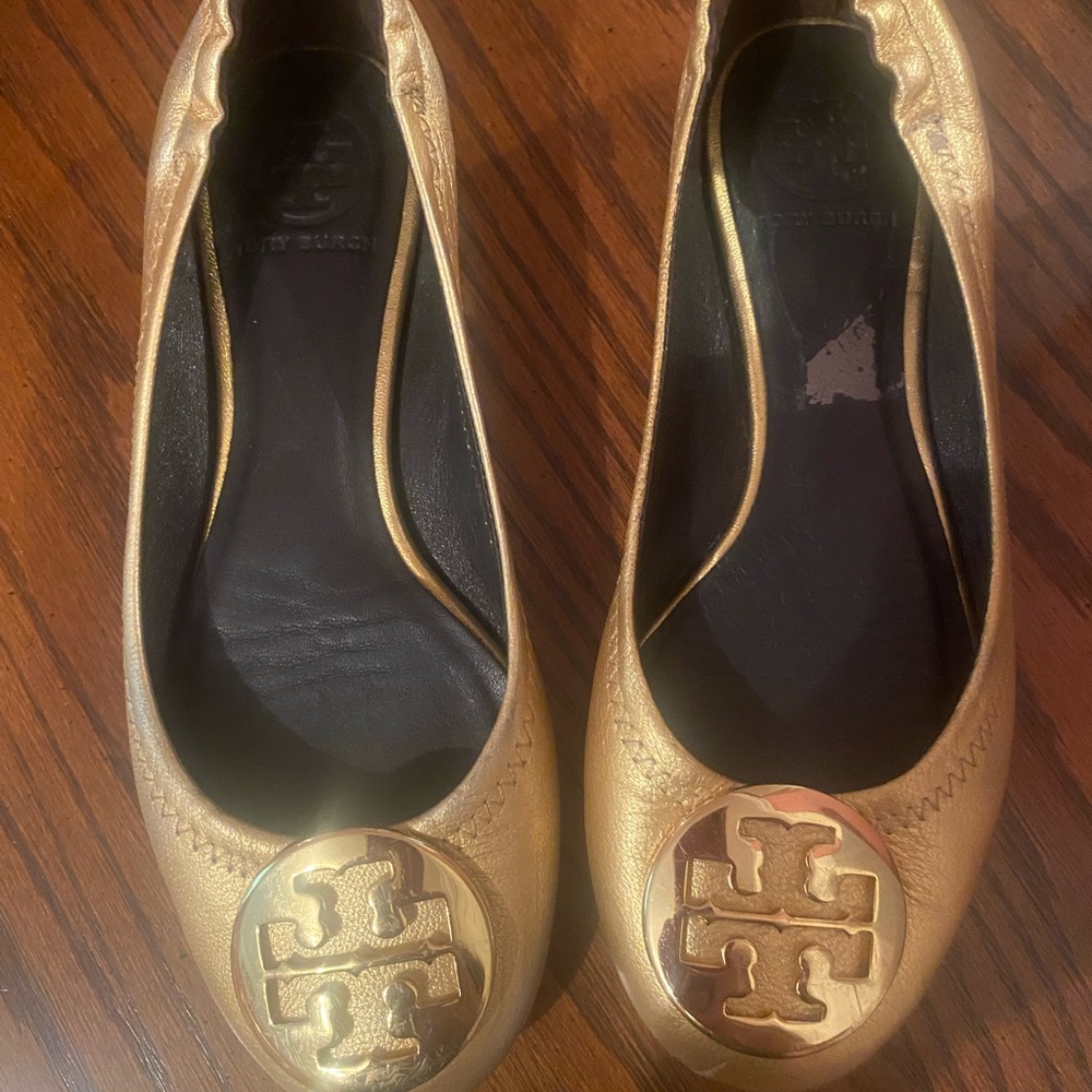 Children’s Tory Burch Gold Dress Shoes with Logo Medallion